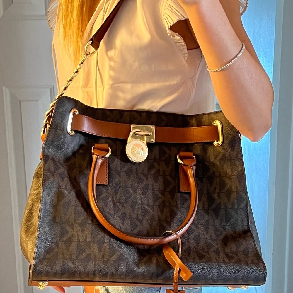 LIKE NEW! MICHAEL Michael Kors Hamilton MK
Logo Satchel - Picture 12 of 15